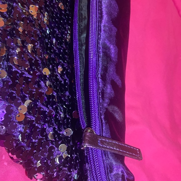 Purple and gold sequin shoulder bag with a zipper closure. - Picture 5 of 6